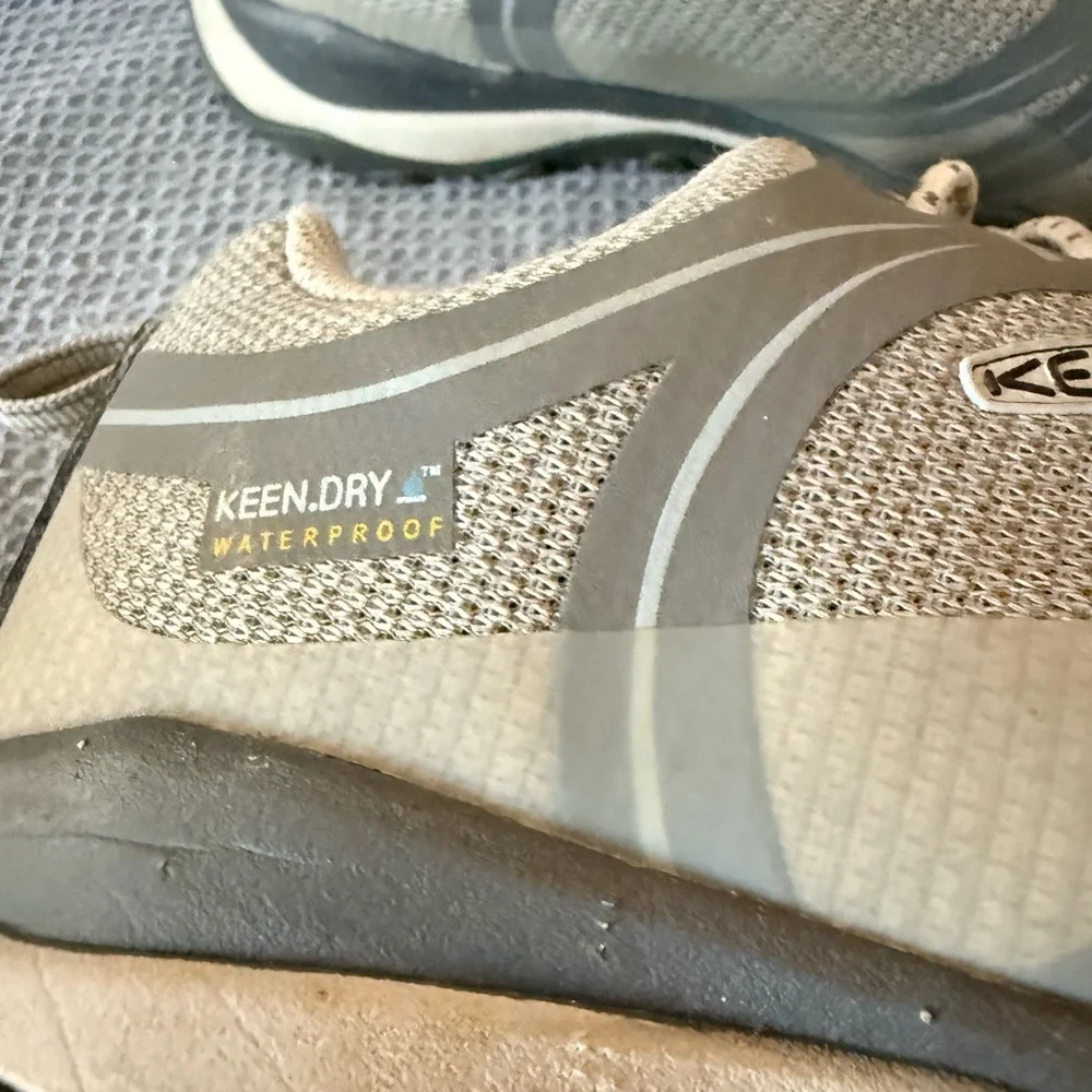 Keen Girl’s Gray Athletic Shoes Size 2